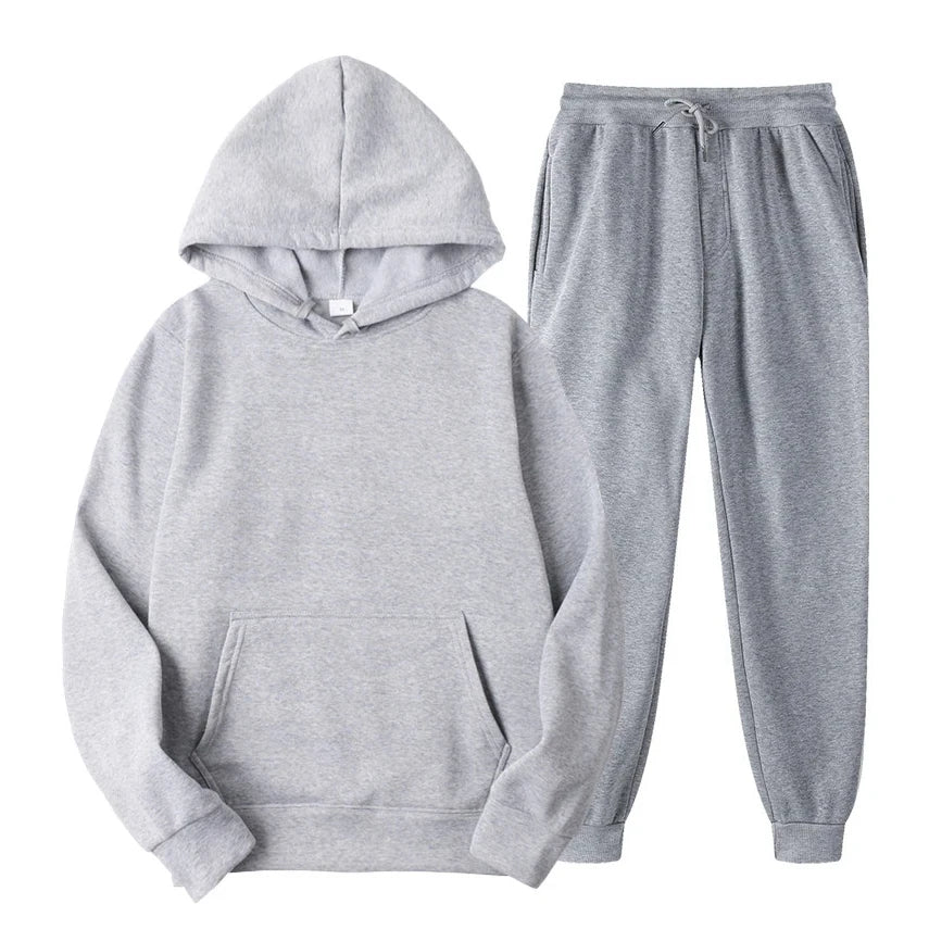 Tenue confort homme : ensemble jogging casual avec sweat à capuche et pantalon assorti, mode décontractée stylée.