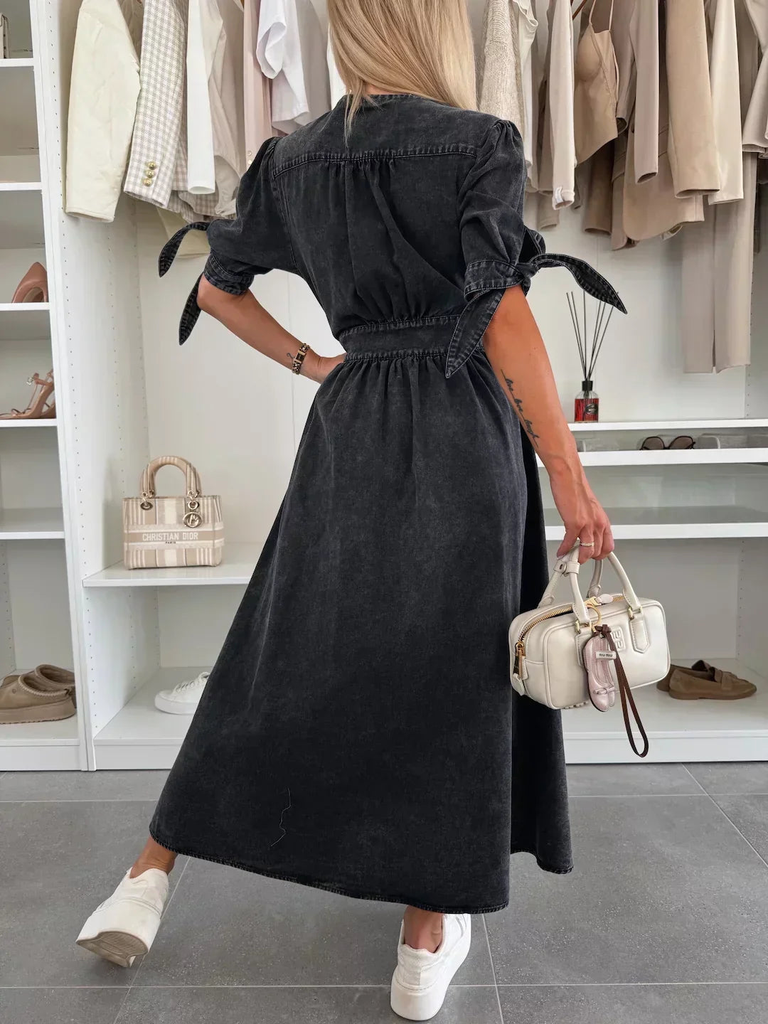 Robe midi élégante en jean boutonnée, col V, un essentiel féminin pour le printemps et l'été.
