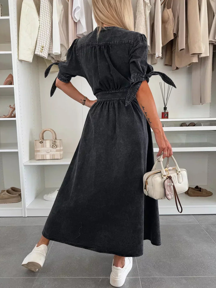 Robe midi élégante en jean boutonnée, col V, un essentiel féminin pour le printemps et l'été.