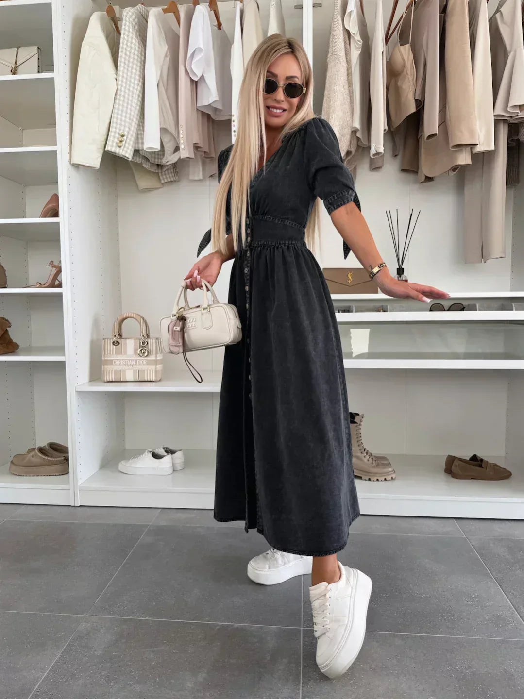 Robe midi denim boutonnée, col V flatteur, style élégant et polyvalent pour femme.
