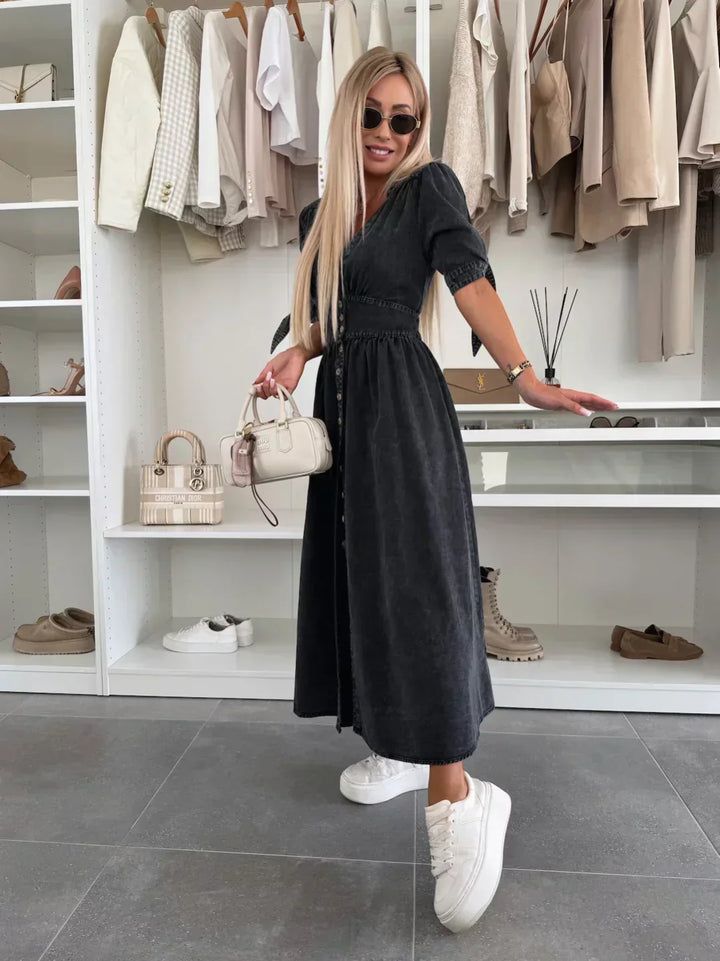 Robe midi denim boutonnée, col V flatteur, style élégant et polyvalent pour femme.