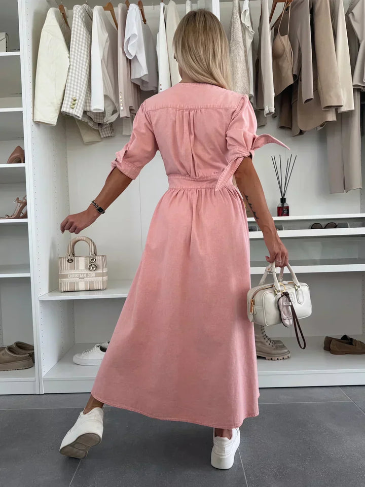 Robe midi féminine en denim, boutonnée devant, coupe élégante, parfaite pour la mode estivale.