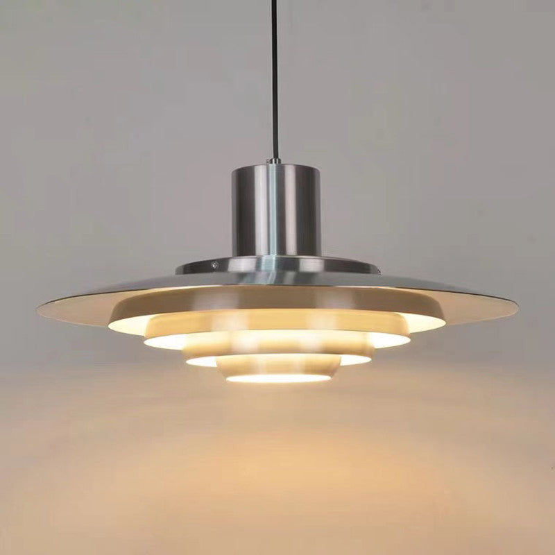 Lustre LED nordique, crée une ambiance élégante et lumineuse dans votre salle à manger ou salon moderne.