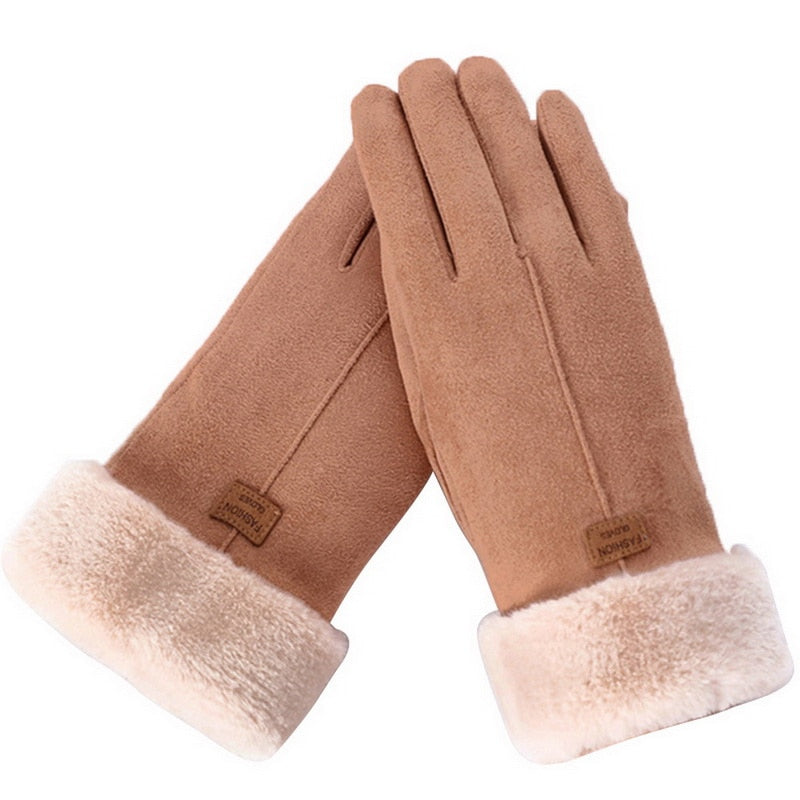 Gros plan sur la matière douce des gants douillets pour femme, accessoire hivernal chaud et tendance.