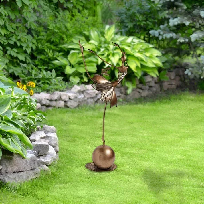 Belle figurine de danseuse en métal cuivré, décoration élégante pour jardin ou salon.