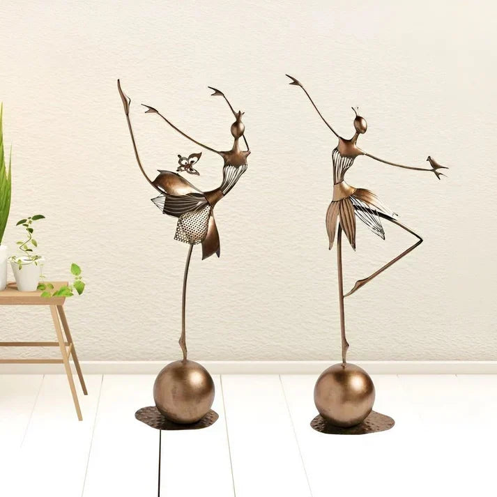 Ornement décoratif de danseuse en métal, art du jardin ou décoration d'intérieur moderne.