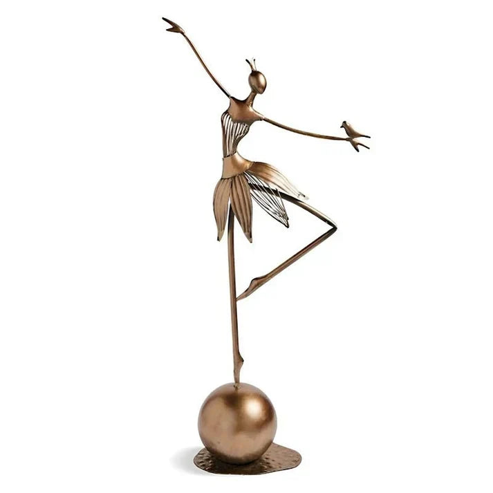 Figurine élégante de danseuse en métal cuivré, ornement pour jardin ou intérieur.