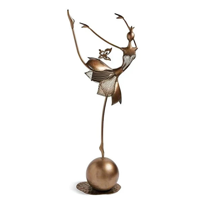 Statue d'art moderne, danseuse en métal pour décoration élégante de jardin ou intérieur.