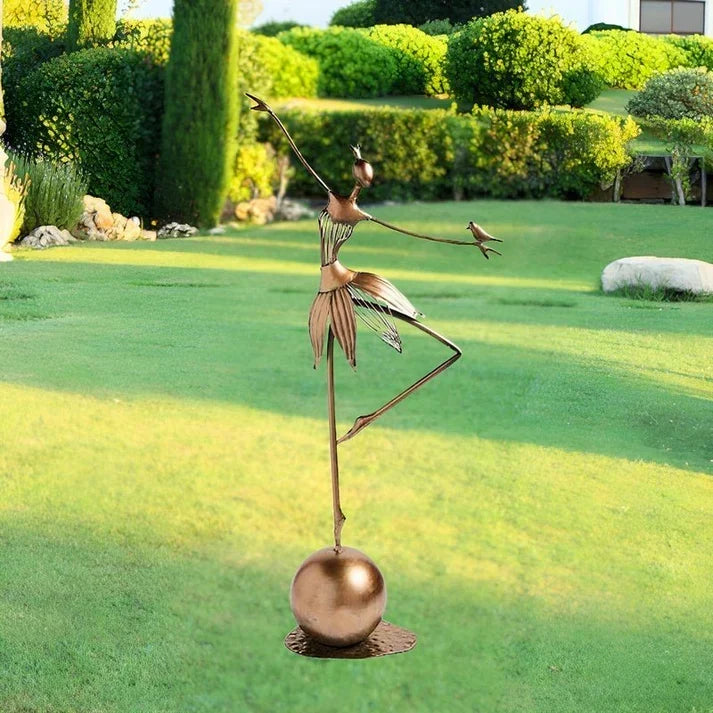 Ornement d'art moderne en cuivre, statue de danseuse pour jardin et intérieur élégant.
