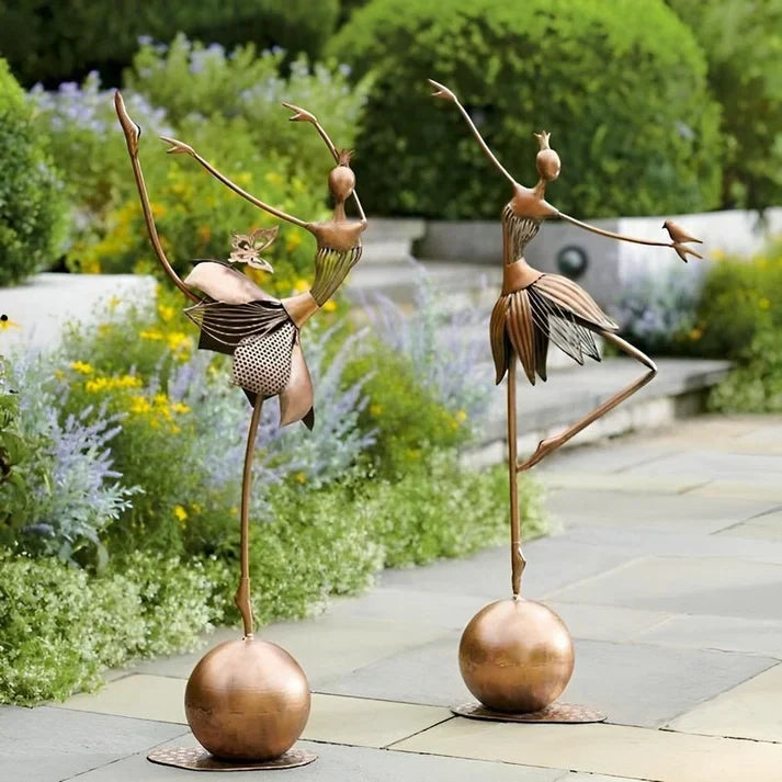 Figurine élégante de danseuse en métal, décoration de jardin ou intérieur moderne.
