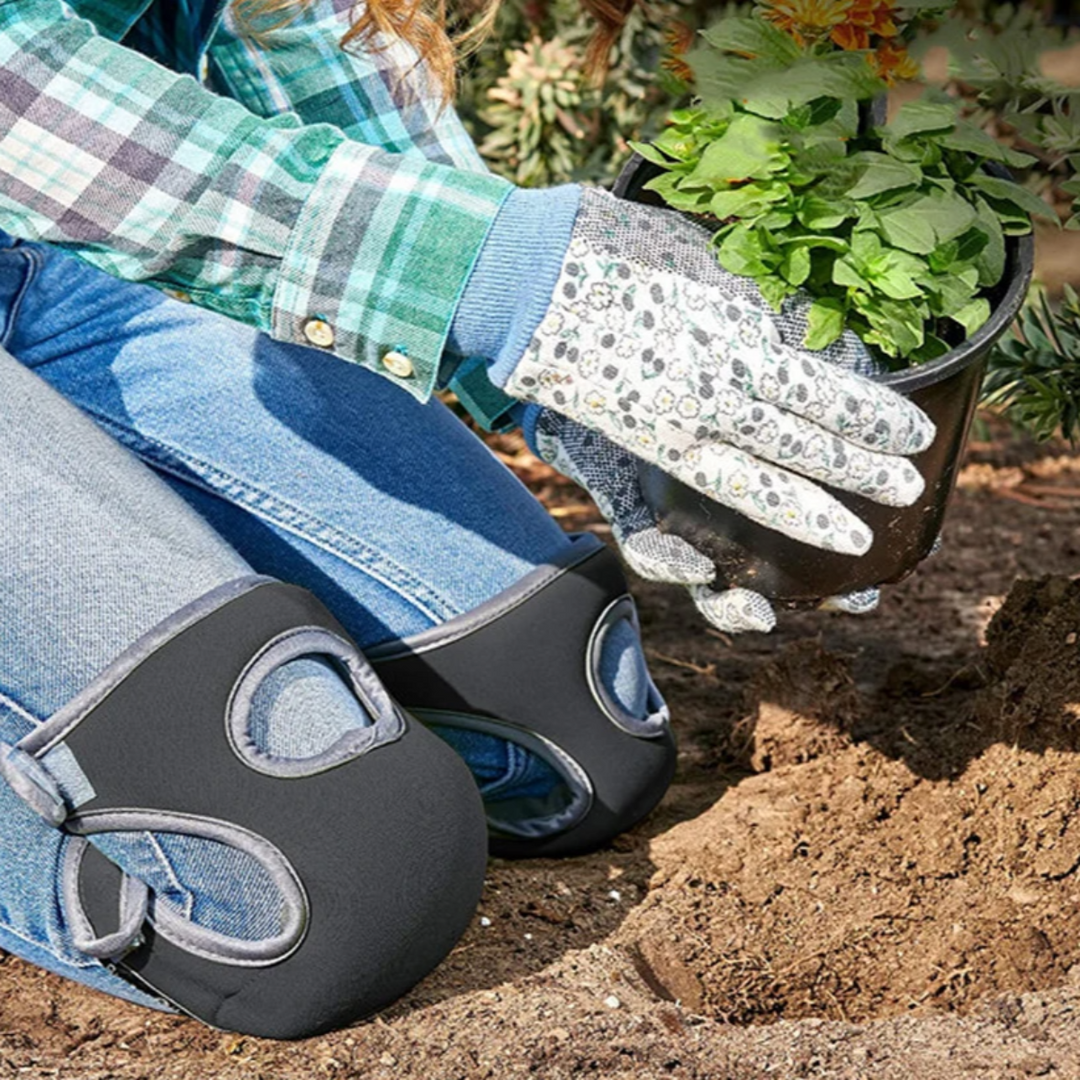 Genouillères de jardinage noires et grises, robustes et ergonomiques, pour une protection fiable en extérieur.