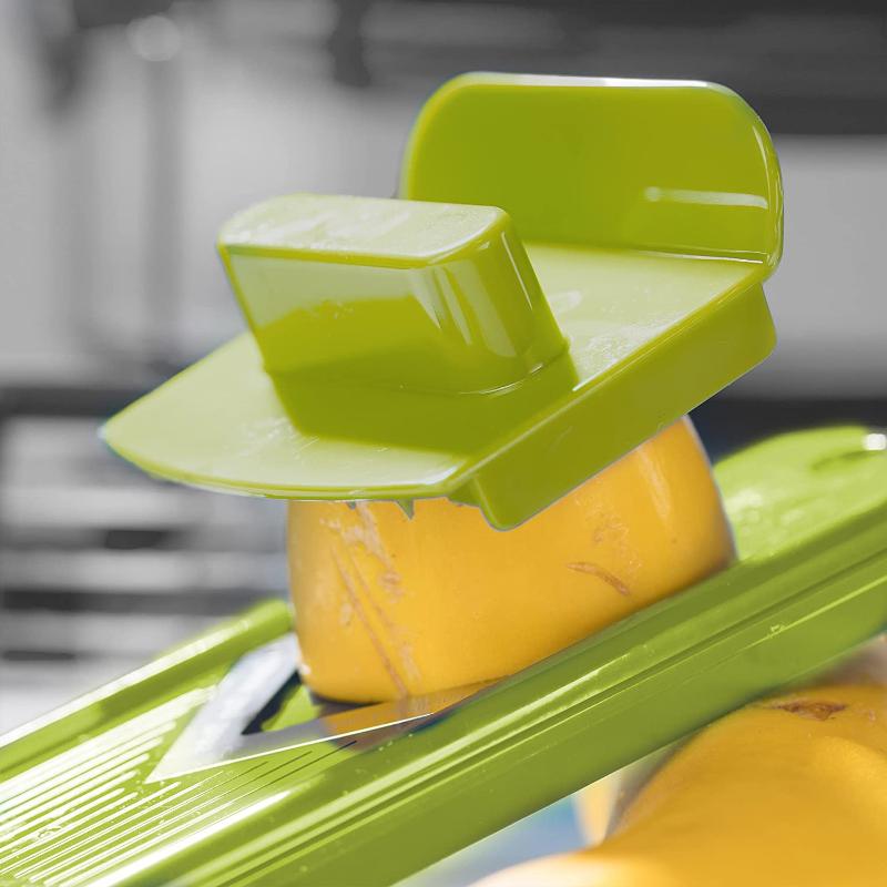 Légumes coupés en dés rapidement avec l'ustensile de cuisine 12-en-1, un économiseur de temps efficace pour la préparation.