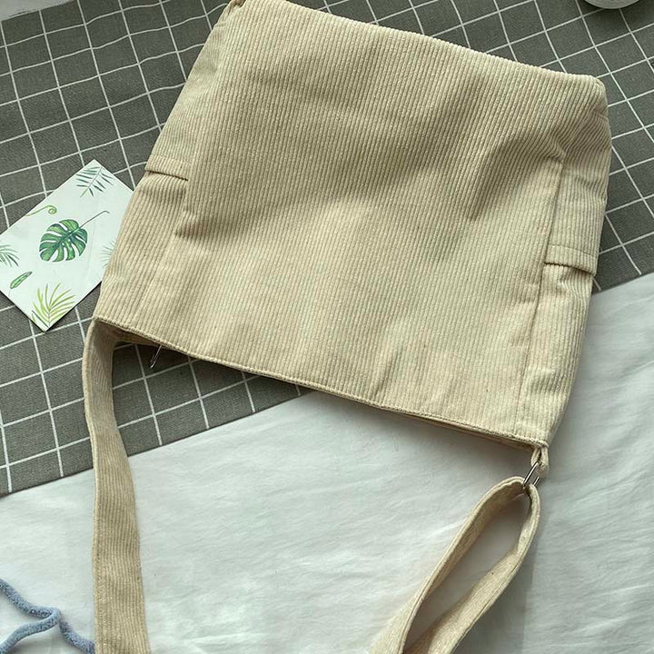 Sac femme fourre-tout en velours côtelé noir, grand, pour un look décontracté chic et fonctionnel.