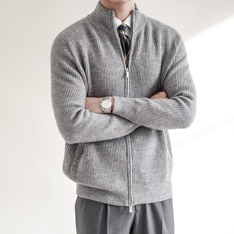 Vêtement masculin polyvalent : gilet homme à zip intégral, col montant, parfait pour mode décontractée ou élégante.