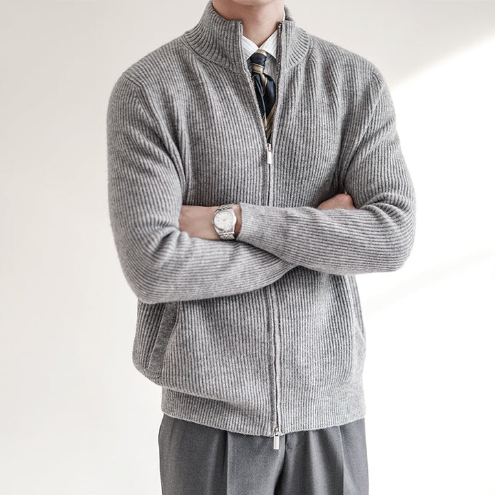 Vêtement masculin polyvalent : gilet homme à zip intégral, col montant, parfait pour mode décontractée ou élégante.