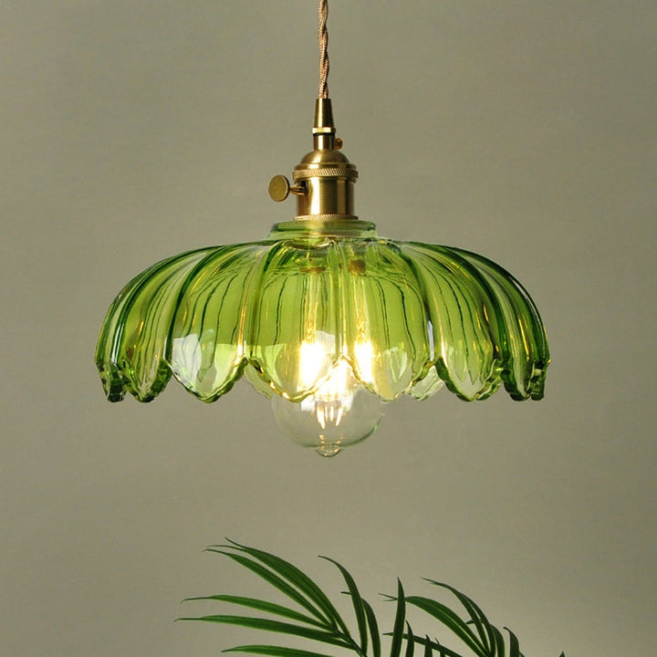 Suspension luminaire fleurs, point focal décoratif pour un salon au style vintage.