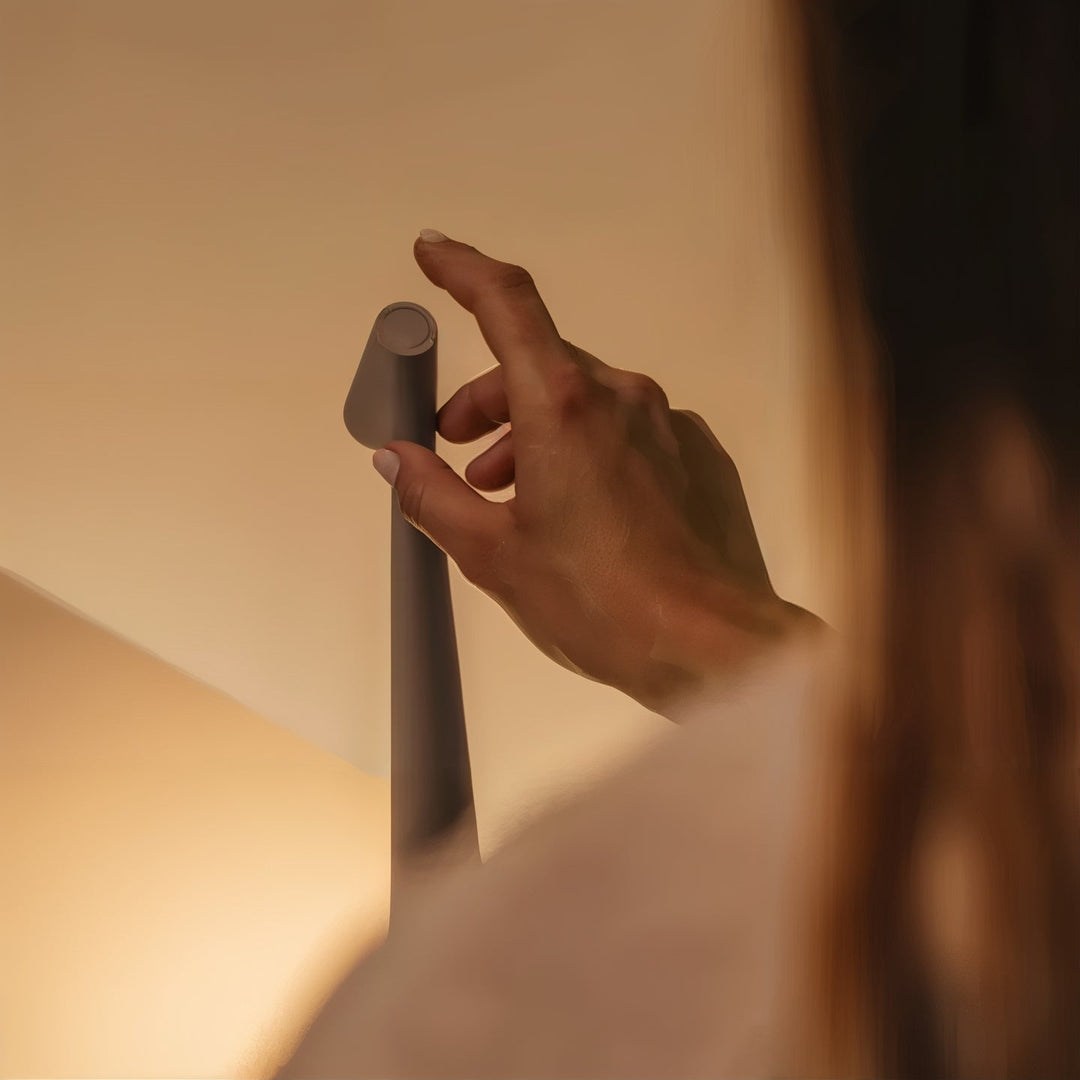 LumiTouch: lampe sans fil rechargeable pour salon, crée une lumière d'ambiance chaleureuse et stylée.