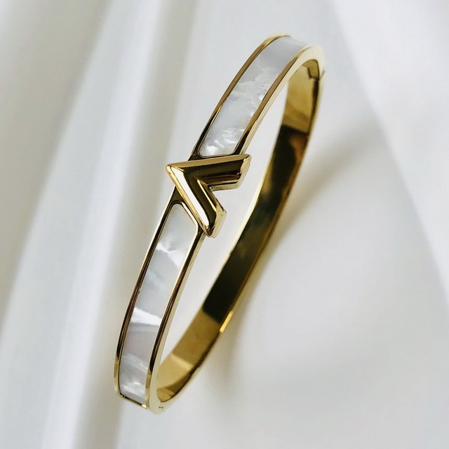Bracelet femme scintillant avec zircons, bijou élégant pour accessoire de mode.