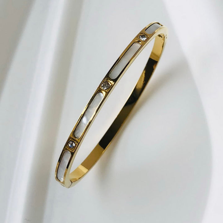 Bijou élégant et scintillant: bracelet femme zircon. Un accessoire de mode luxueux et intemporel.