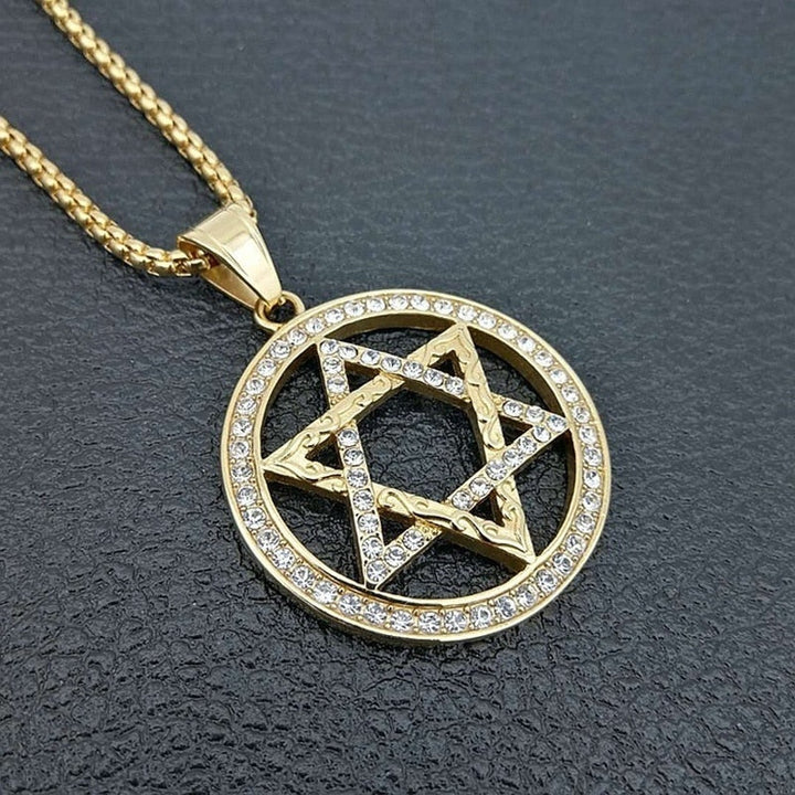 Collier mode pour femmes, chaîne délicate, pendentif brillant, un look raffiné.
