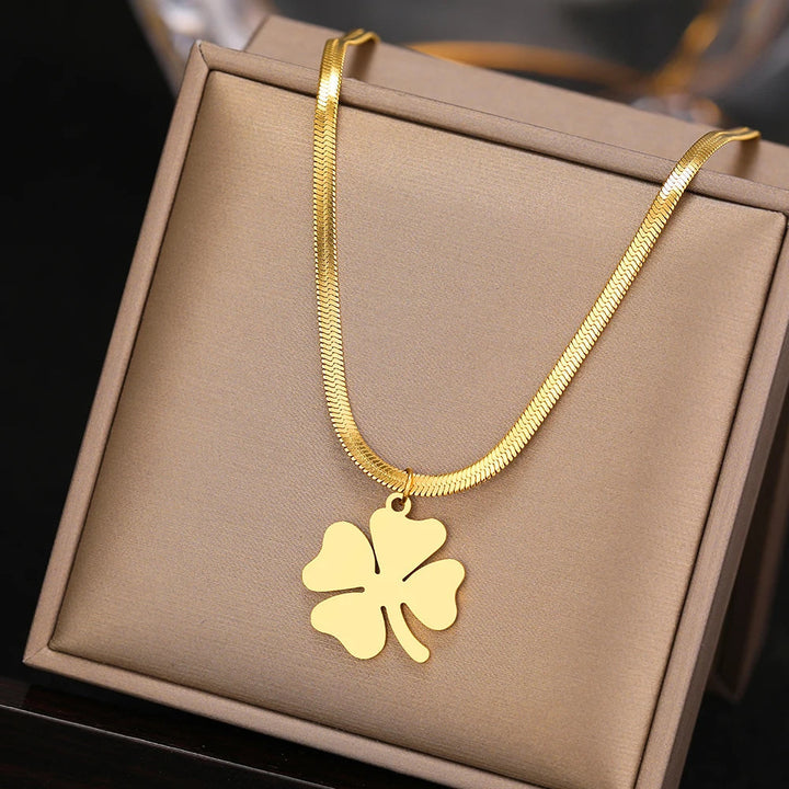Collier pendentif trèfle pour femme, finition acier inoxydable. Bijou élégant, polyvalent, toutes occasions.
