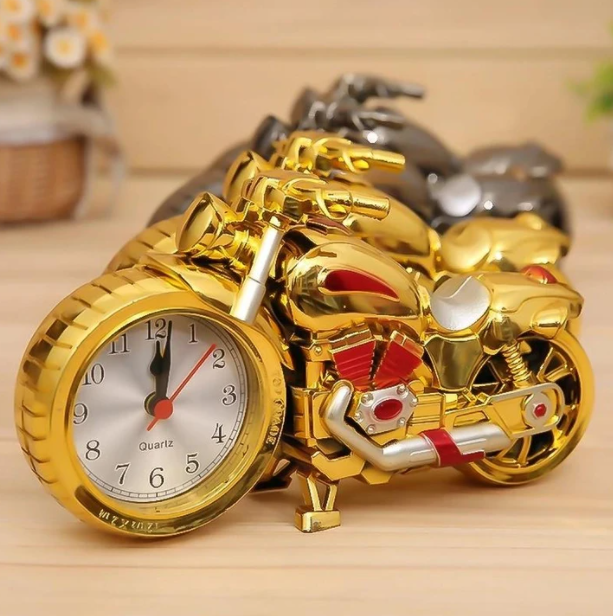 Horloge réveil moto rétro en métal argenté, design unique et vintage pour accessoiriser et décorer votre intérieur.