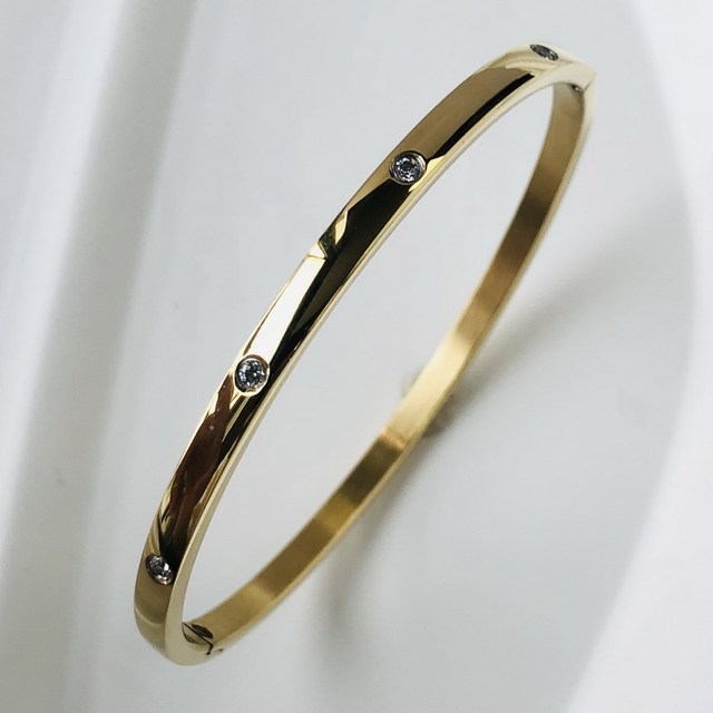 Bracelet zircon femme, un bijou scintillant et résistant à l'eau. L'accessoire mode parfait.