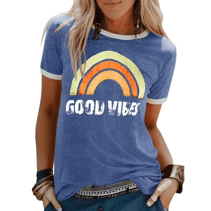 T-shirt femme blanc avec motif 'Good Vibes' pour un style estival décontracté et plein de positivité.
