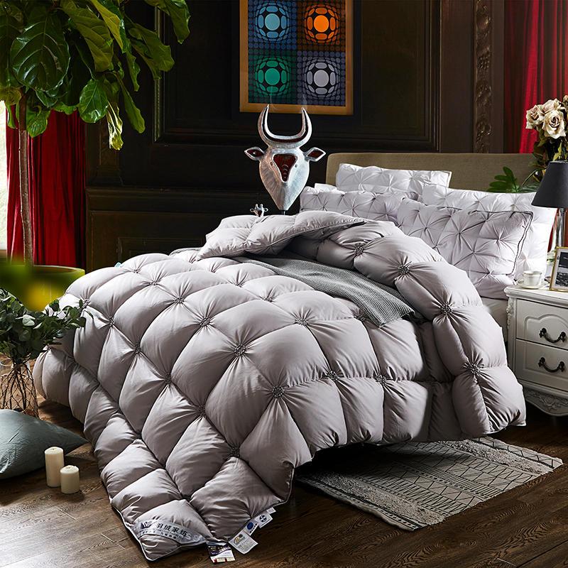 Couette de luxe en plumage d'oie matelassée, qualité premium pour une literie de rêve et un confort optimal.