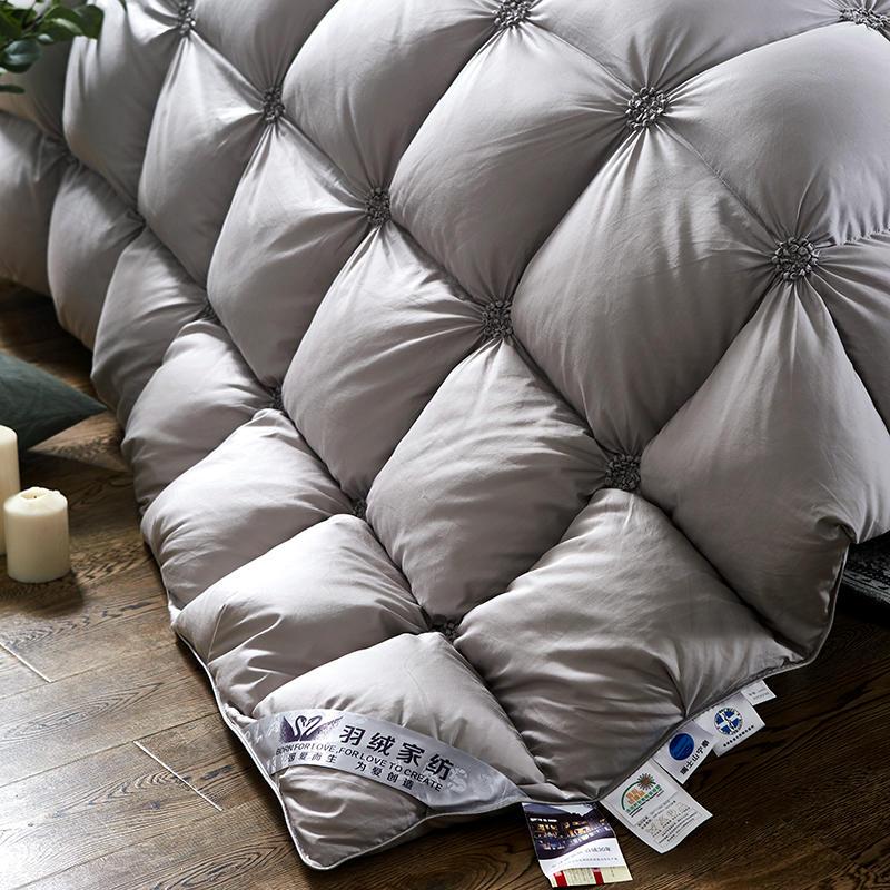 Duvet ultra-chaud en plumage d'oie, matelassé, pour un confort douillet et des nuits paisibles.