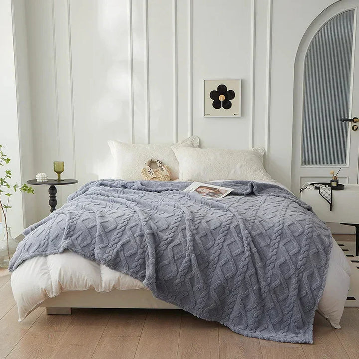 Couverture douillette en laine d'agneau, réversible, pour des moments de chaleur et de confort au quotidien.