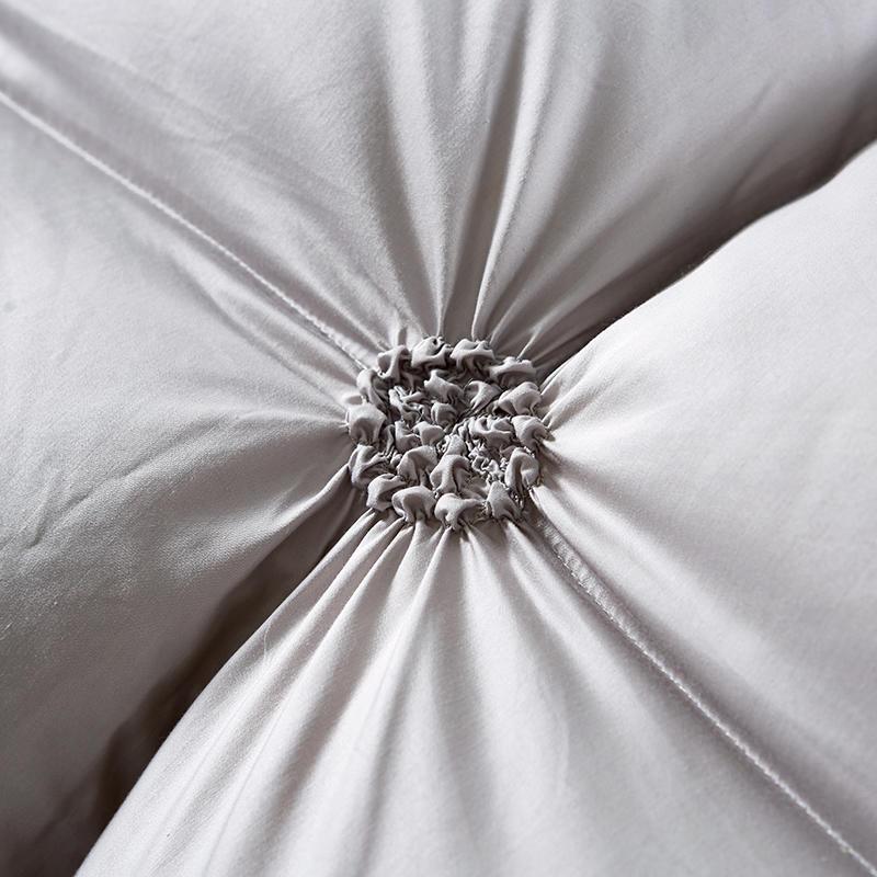 Profitez d'un sommeil doux et d'une chaleur luxueuse avec ce duvet matelassé en plumage d'oie.