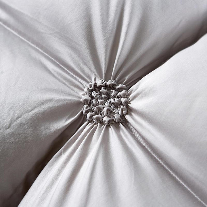 Profitez d'un sommeil doux et d'une chaleur luxueuse avec ce duvet matelassé en plumage d'oie.