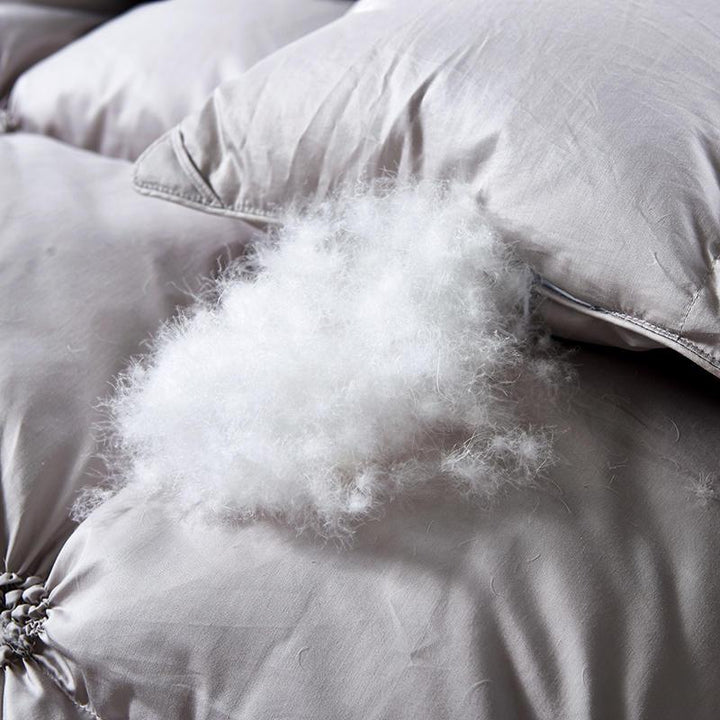 Duvet de luxe en plumage d'oie, matelassé coton, chaleur et confort douillet pour votre chambre.