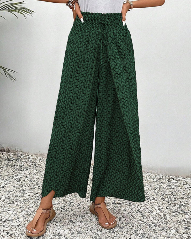 Profil d'un pantalon large taille haute femme, soulignant la fluidité des jambes et la taille.
