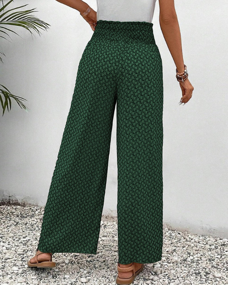 Femme marchant portant un pantalon large taille haute, montrant le mouvement fluide et le confort.