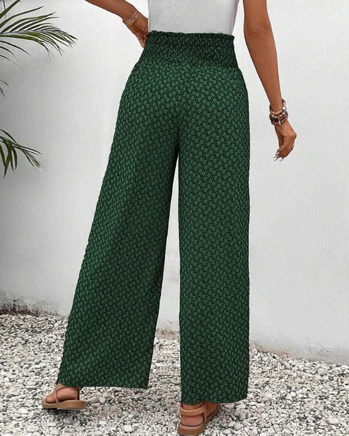 Femme marchant portant un pantalon large taille haute, montrant le mouvement fluide et le confort.