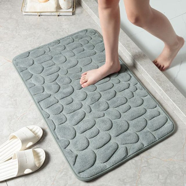 Tapis de sol de salle de bain contemporain en mousse mémoire, effet pierre, doux, absorbant et antidérapant.