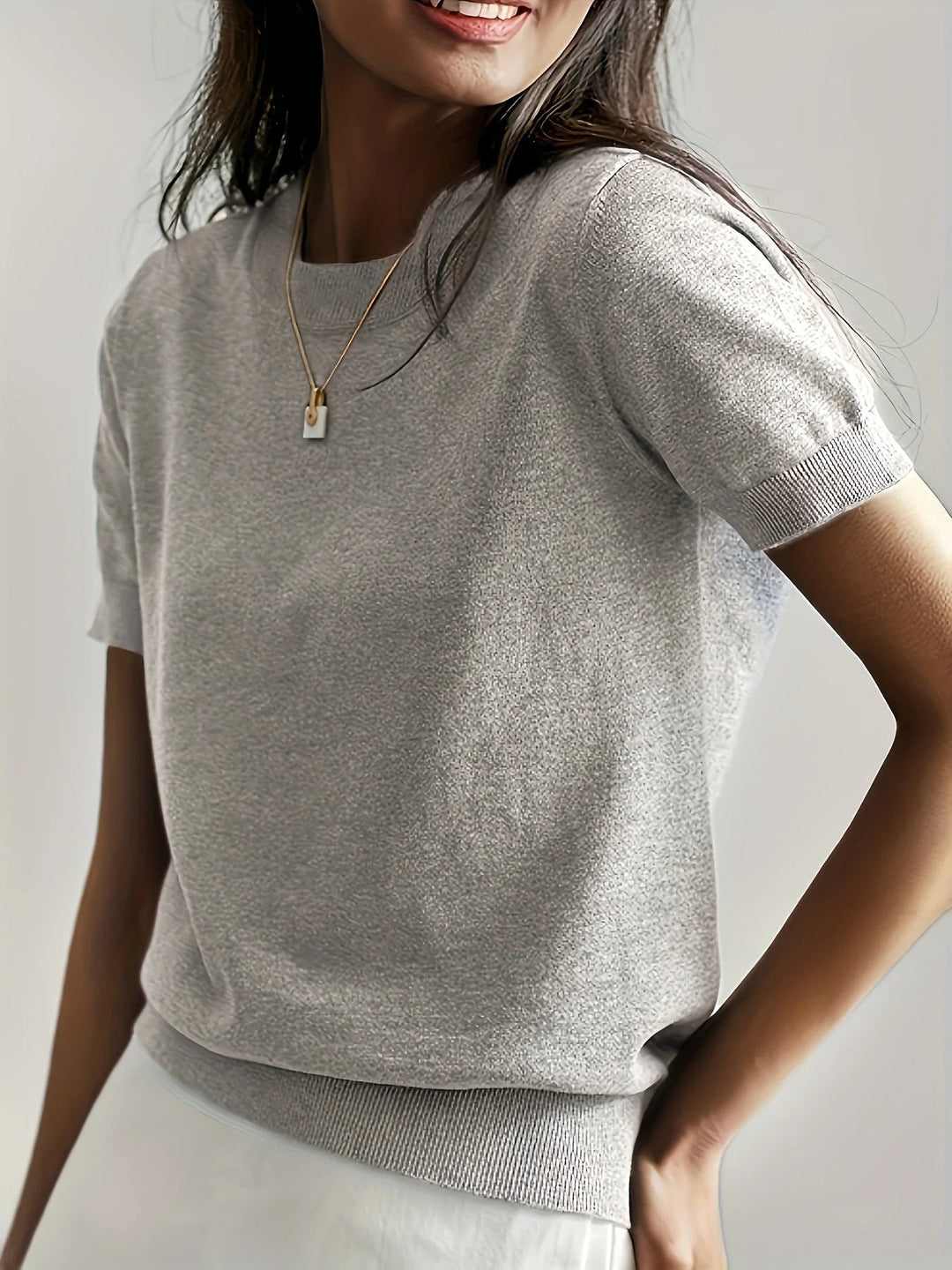 Ce pull à manches courtes pour femme offre confort et style décontracté pour le printemps et l'été.
