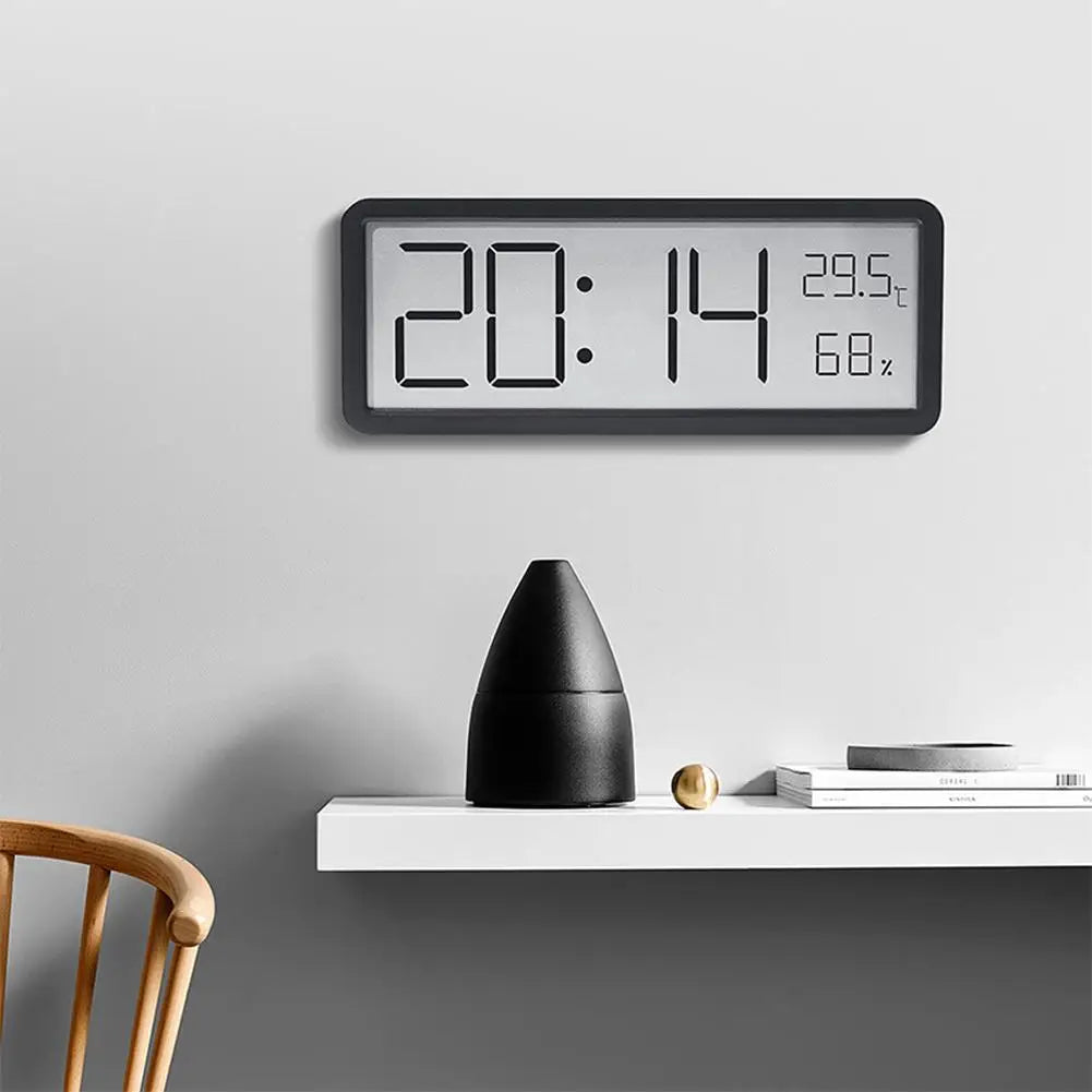 Grande horloge murale numérique LED affichant l'heure, la température et l'humidité, idéale pour maison et bureau.