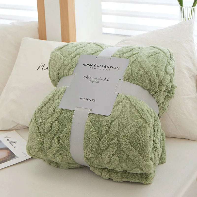 Apportez chaleur et confort avec cette couverture réversible en laine d'agneau, un indispensable pour l'hiver.