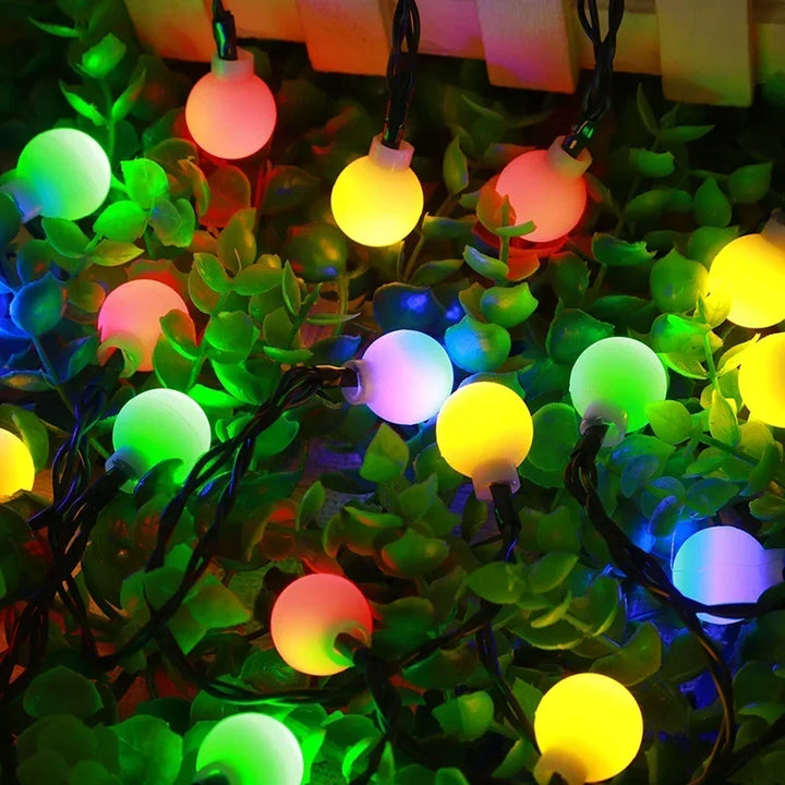 Guirlande lumineuse solaire enroulée autour d'un arbre, décoration de jardin facile à installer.