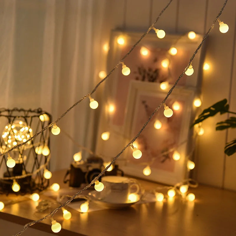 Ambiance festive sur la terrasse avec cette guirlande lumineuse solaire LED, parfaite pour les soirées.