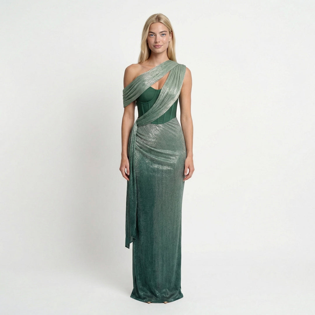 Robe de cérémonie satinée chic pour femme, coupe moulante maxi, parfaite pour mariage ou soirée.