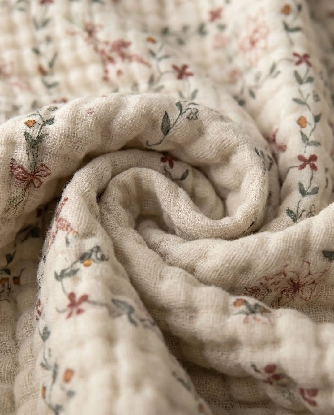 Couverture en coton naturel, respirante et élégante, pour un confort ultime dans la chambre.