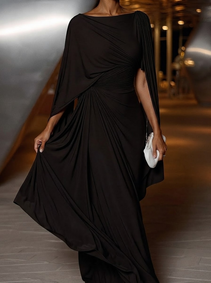 Magnifique robe longue plissée drapée asymétrique pour femme, idéale pour événements formels.