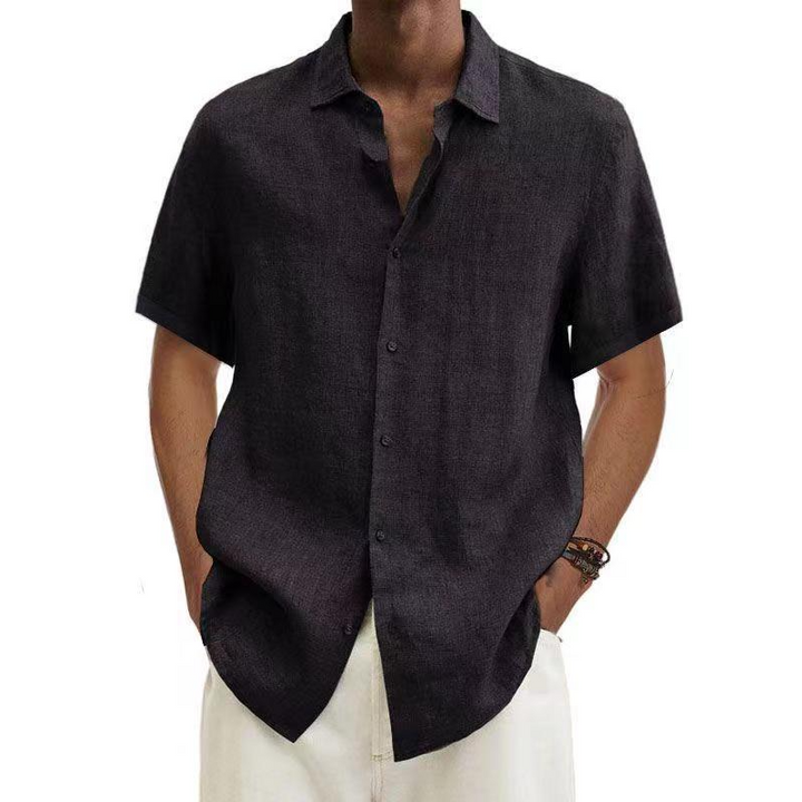 Chemise homme confortable, manches courtes, coupe regular. Vêtement idéal printemps-été, look décontracté.