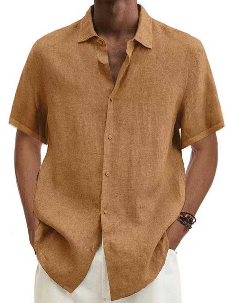 Homme en chemise manches courtes, col classique. Mode masculine décontractée et confortable pour l'été.