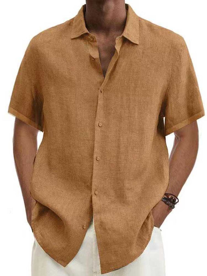 Homme en chemise manches courtes, col classique. Mode masculine décontractée et confortable pour l'été.