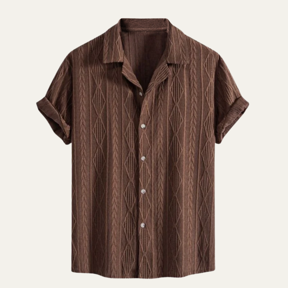 Vêtement homme : Chemise d'été manches courtes avec motif texturé moderne et col classique, style smart casual.